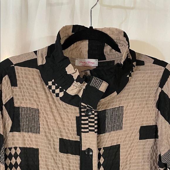Pretty Woman Geometric Print Button-Front Top in Black and Tan - Picture 5 of 7